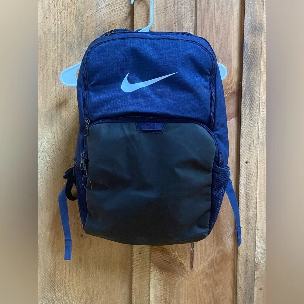 nike backpack dm3975 It features a dedicated internal laptop sleeve and a convenient organization panel Nike Midnight Navy Brasilia XL